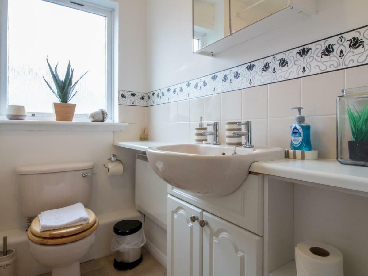 Bright & Tranquil Apartment Near City Centre With Free Parking! エディンバラ エクステリア 写真